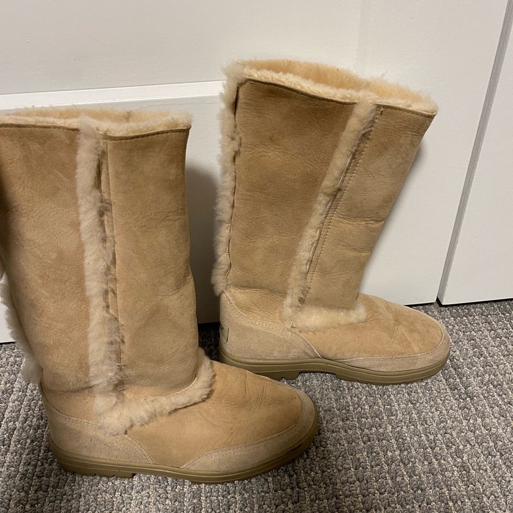 UGG Sundance II boots size 6 Women’s. Like new